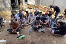 Hàng chục trinh sát bò dưới kênh, rạch để bắt giữ hơn 50 con bạc