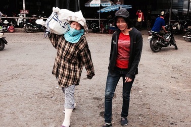 Huế: Nhọc nhằn mưu sinh của nữ cửu vạn chợ Đông Ba