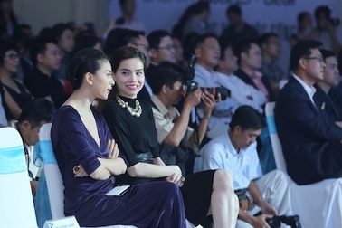 Hà Hồ, Ngô Thanh Vân thân mật trong đêm tiệc tại TPHCM