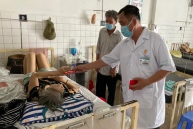 Bác sĩ ung thư phụ khoa gây quỹ nửa tỷ đồng cho trẻ em nghèo bằng… "vợt"