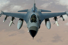 Chuyên gia nước ngoài về F-16 đầu tiên tới Ukraine