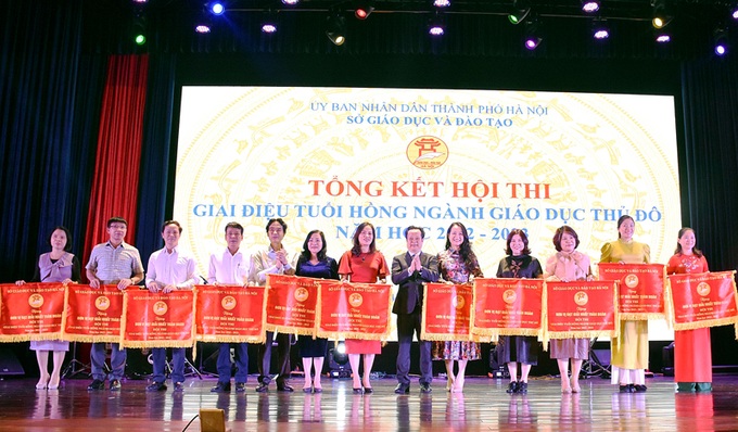 Giám đốc Sở Giáo dục và Đào tạo Hà Nội Trần Thế Cương trao giải Nhất toàn đoàn cho các đơn vị.