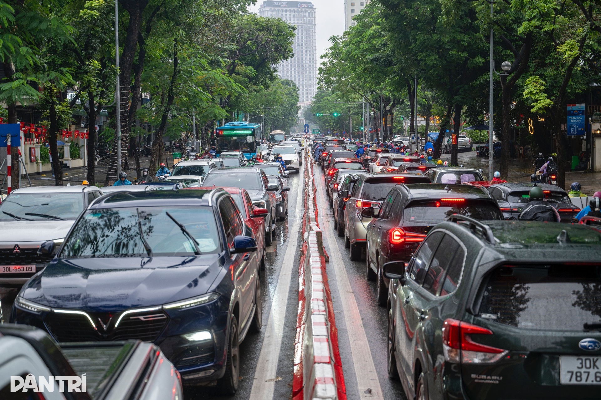 Người đi đường vất vả di chuyển trong ngày mưa rét ở Hà Nội - 11