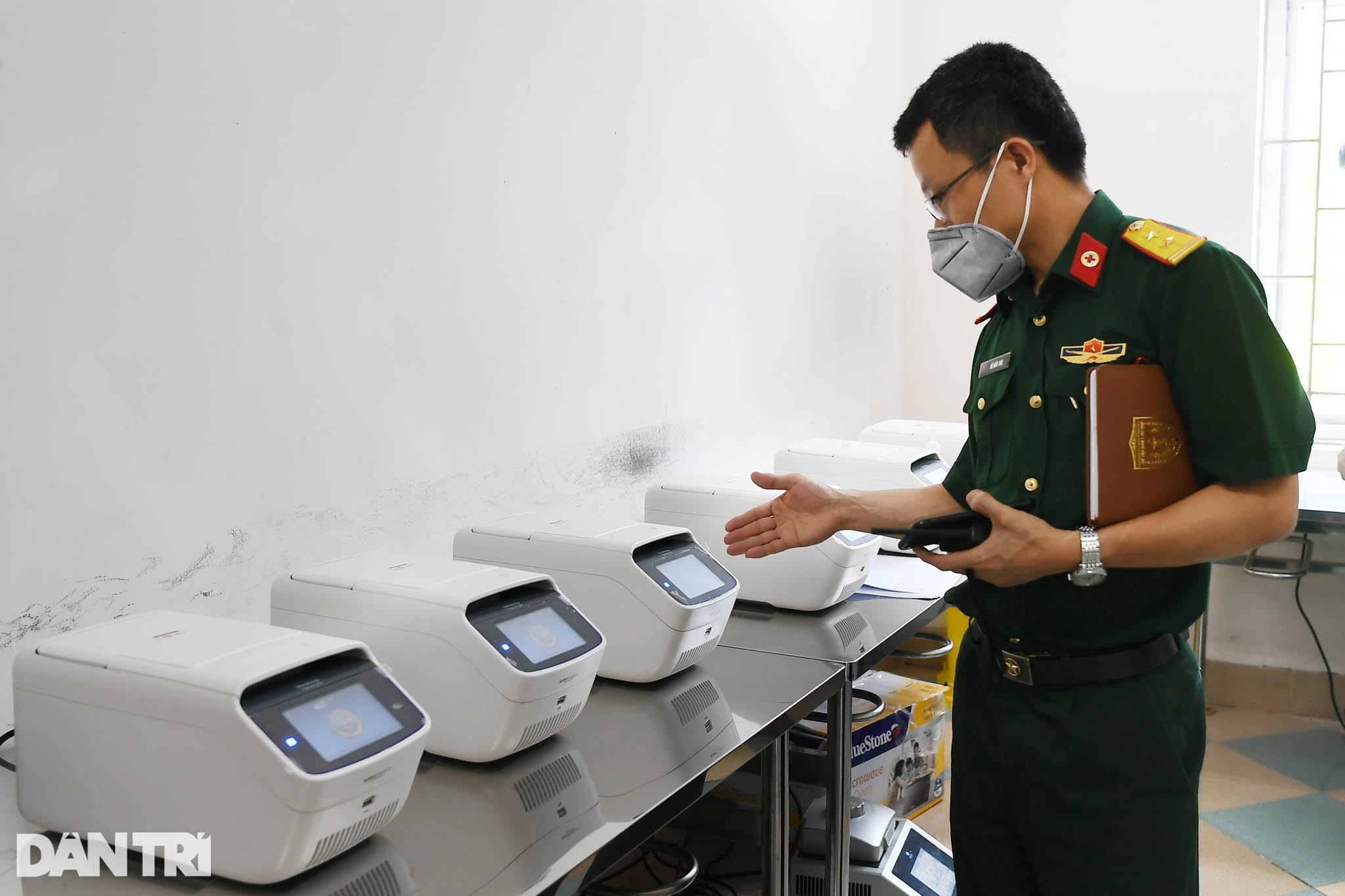 Cận cảnh khu xét nghiệm lớn nhất Việt Nam, cao điểm xử lý 20.000 mẫu/ngày - 16 Cận cảnh khu xét nghiệm lớn nhất Việt Nam, cao điểm xử lý 20.000 mẫu/ngày - 16