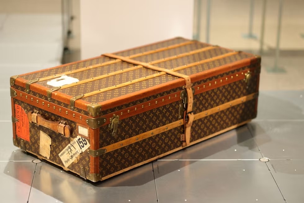 Louis Vuitton dùng hơn 1.000 chiếc rương đắt đỏ làm sàn diễn thời trang - 2 Louis Vuitton dùng hơn 1.000 chiếc rương đắt đỏ làm sàn diễn thời trang - 2