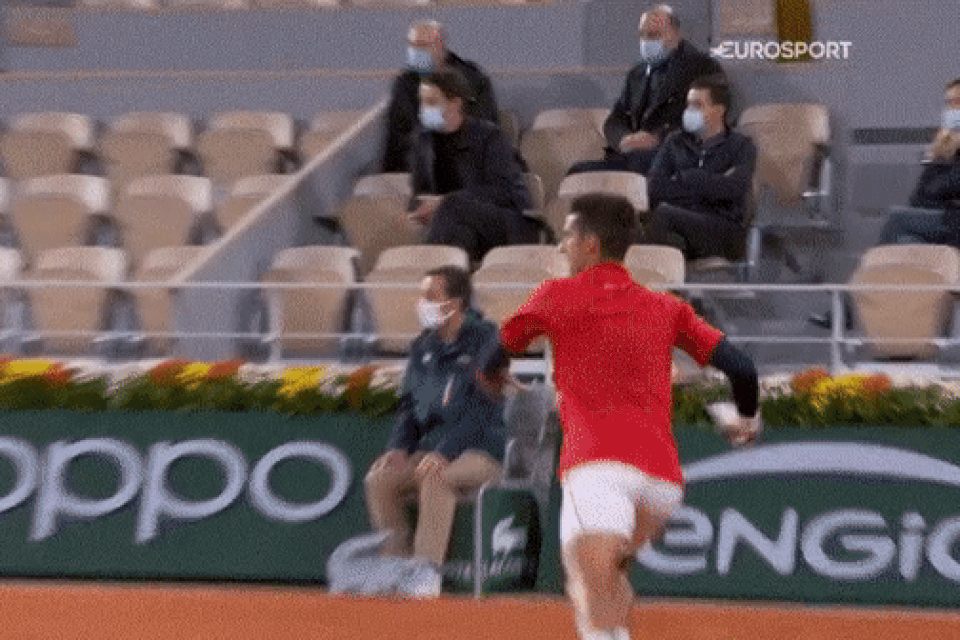 Novak Djokovic lại đánh bóng trúng mặt... trọng tài - 1 Novak Djokovic lại đánh bóng trúng mặt... trọng tài - 1