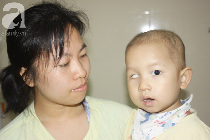 Bố bỏ rơi, người mẹ ôm con trai 18 tháng tuổi bị ung thư võng mạc đi tìm ánh sáng - Ảnh 10. Bố bỏ rơi, người mẹ ôm con trai 18 tháng tuổi bị ung thư võng mạc đi tìm ánh sáng - Ảnh 10.