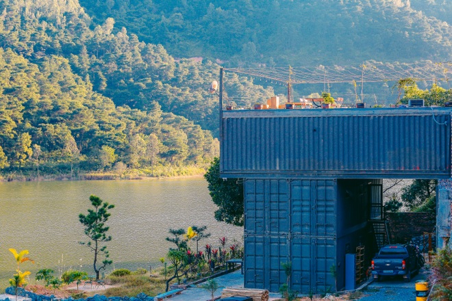 Bỏ thành phố lên núi, đôi vợ chồng Hà Nội dựng nhà container giá 3 tỷ đồng - 1 Bỏ thành phố lên núi, đôi vợ chồng Hà Nội dựng nhà container giá 3 tỷ đồng - 1