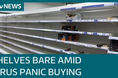 Người Anh đổ xô mua hàng tích trữ vì dịch Covid-19