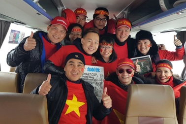 Dàn nghệ sĩ Việt cùng 850 cổ động viên được cảnh sát Thường Châu dẫn đường