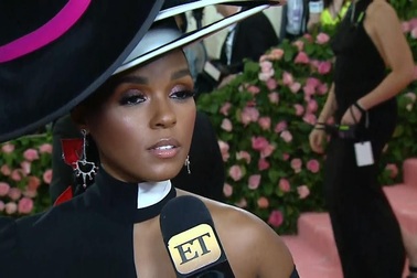 Janelle Monae khó khăn di chuyển vì trang phục cầu kỳ
