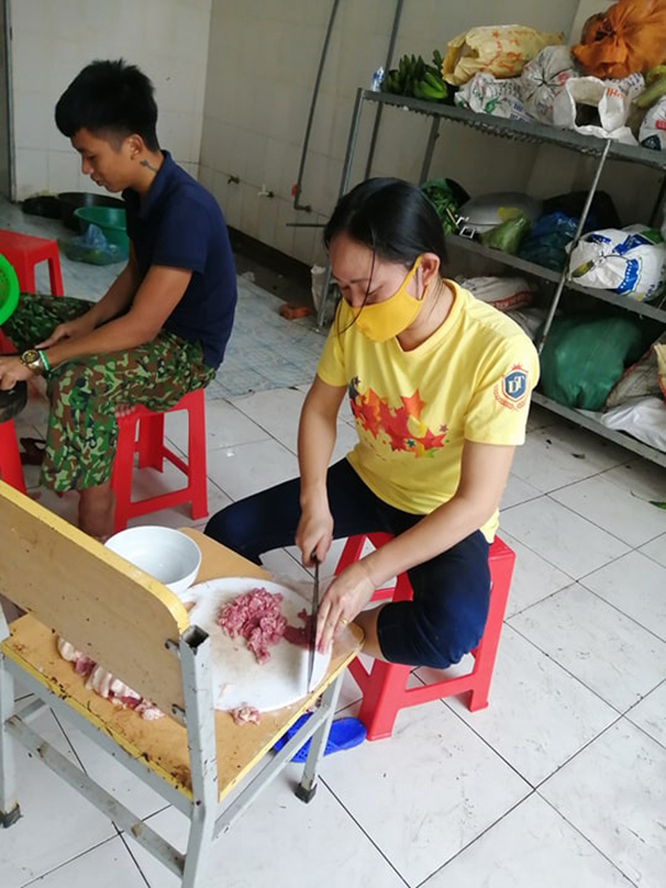 Thầy cô nấu cơm ở khu cách ly: “Mệt lắm, nhưng ai cũng muốn quay trở lại!” - 3 Thầy cô nấu cơm ở khu cách ly: “Mệt lắm, nhưng ai cũng muốn quay trở lại!” - 3