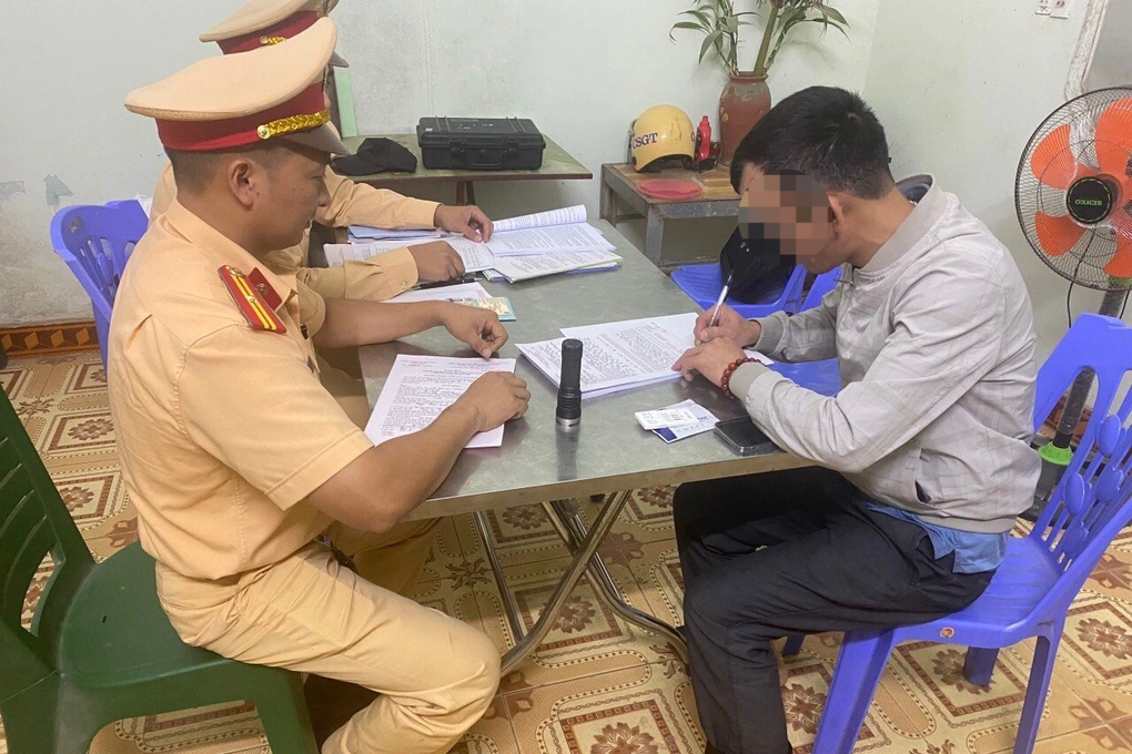 Đã không nhường đường, lái xe tải còn định tông tài xế xe cứu thương - 4 Đã không nhường đường, lái xe tải còn định tông tài xế xe cứu thương - 4