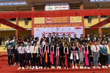 Quỹ Vì cuộc sống tươi đẹp của Công ty BHNT Dai-ichi Việt Nam và VNPost bàn giao công trình Nước sạch học đường