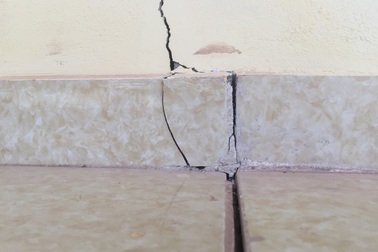 Trường hơn chục tỉ đồng chưa nghiệm thu đã nứt ngang, nứt dọc