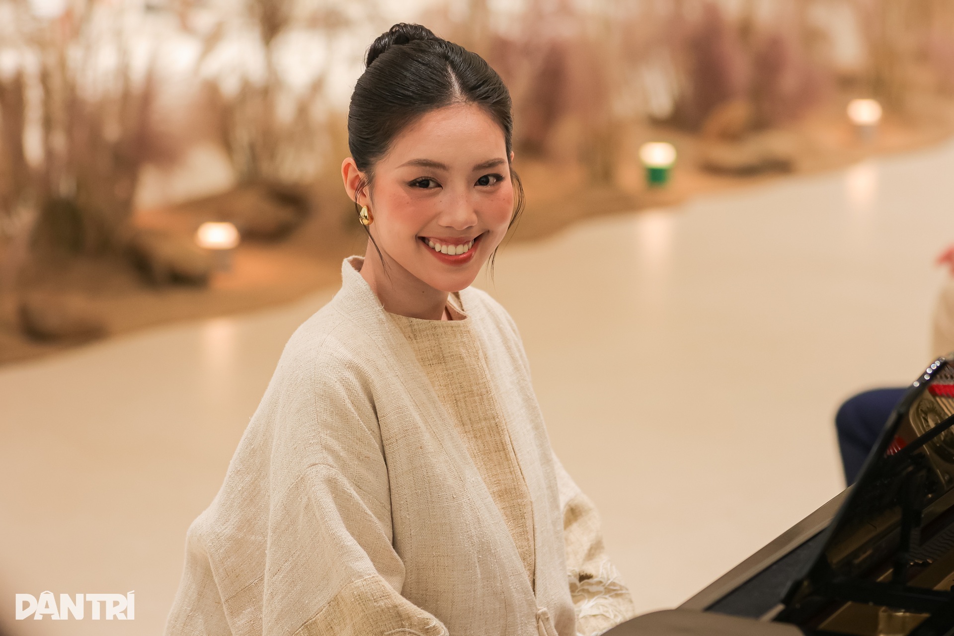 Á hậu Châu Anh, Hà Kino tôn vinh vẻ đẹp người H’Mông qua thời trang gai dầu - 3 Á hậu Châu Anh, Hà Kino tôn vinh vẻ đẹp người H’Mông qua thời trang gai dầu - 3