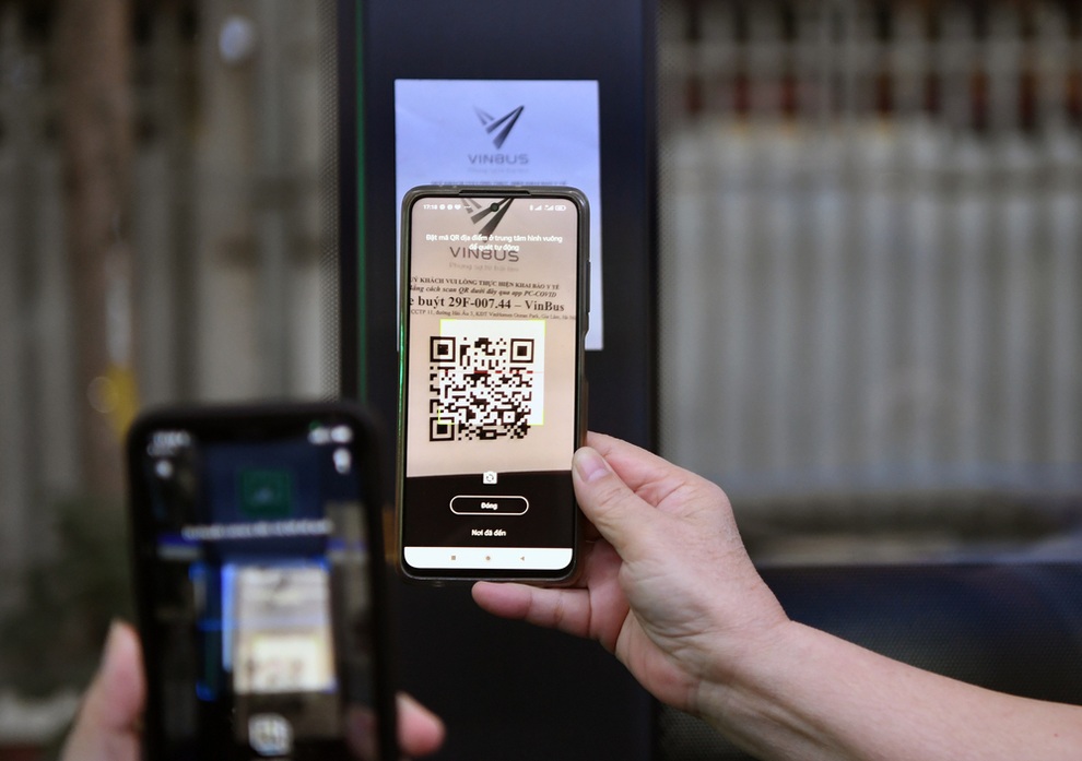 Hành khách thích thú khi lần đầu được đi xe buýt điện thân thiện với môi trường - 3