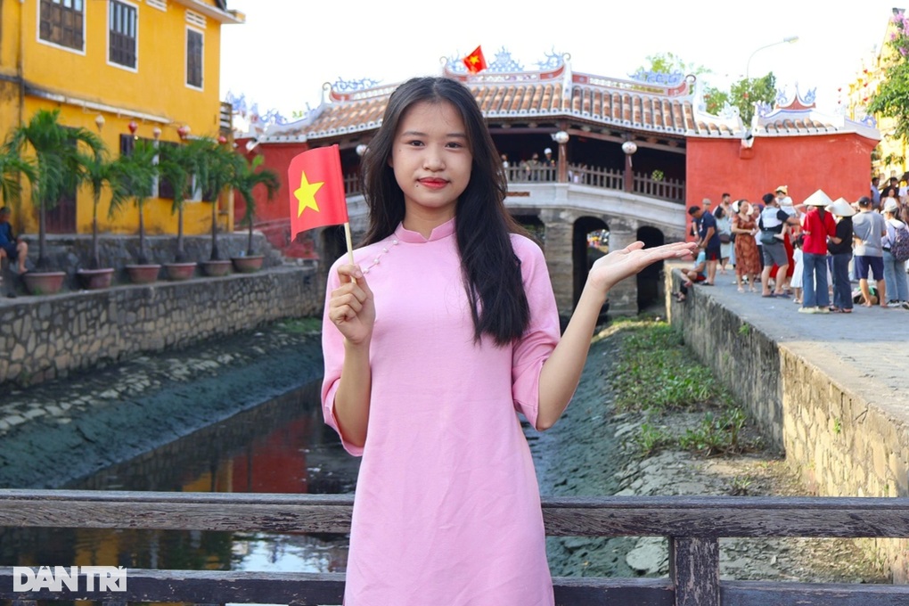 Du khách nườm nượp đến phố cổ Hội An, khắp nơi rực rỡ cờ đỏ sao vàng - 2 Du khách nườm nượp đến phố cổ Hội An, khắp nơi rực rỡ cờ đỏ sao vàng - 2