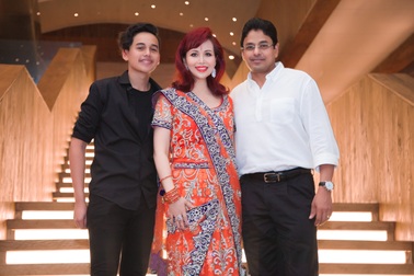 Hoa hậu biết 5 thứ tiếng gây chú ý khi xuất hiện cùng chồng người Ấn Độ