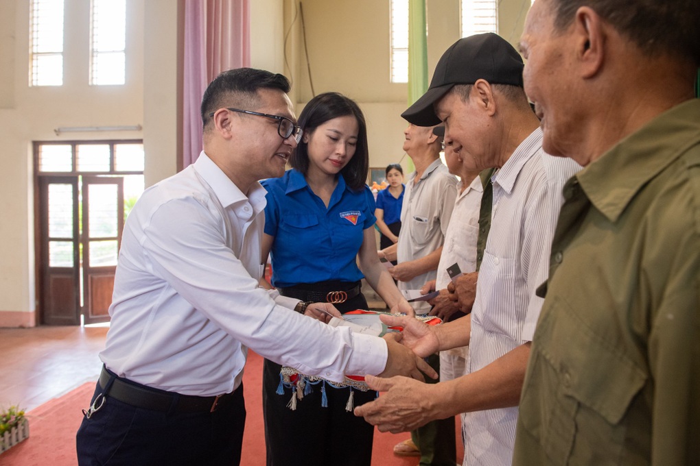 Trao tặng quà, tri ân người có công trên địa bàn tỉnh Thái Nguyên - 2 Trao tặng quà, tri ân người có công trên địa bàn tỉnh Thái Nguyên - 2