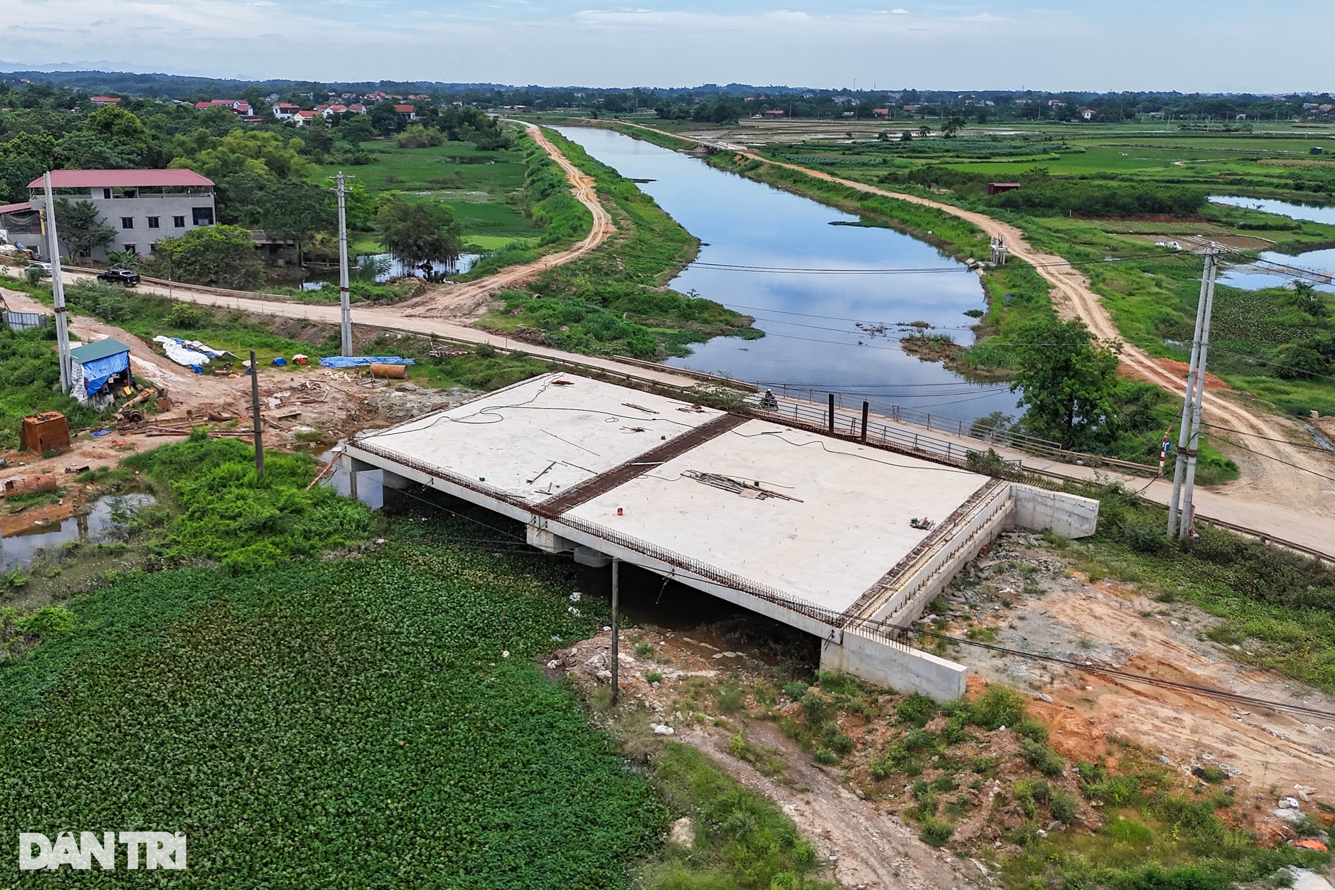 Dân khốn khổ vì cầu ở Ba Vì thi công dang dở, đường chi chít ổ gà, ổ voi - 2 Dân khốn khổ vì cầu ở Ba Vì thi công dang dở, đường chi chít ổ gà, ổ voi - 2