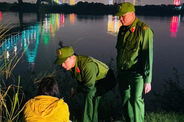 Cảnh sát kịp thời ngăn người phụ nữ định nhảy sông Hồng tự vẫn