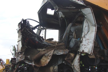 Hai xe tải nát đầu sau cú tông nhau trên cầu