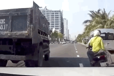 Xung đột giao thông, thanh niên đi xe máy cầm gạch ném thẳng vào cabin ôtô