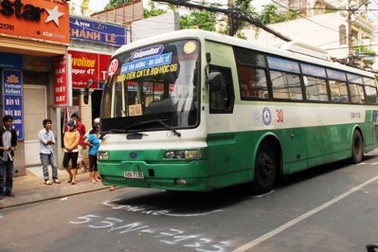 Đi mua đồ chơi, bé trai chết thảm dưới gầm xe buýt