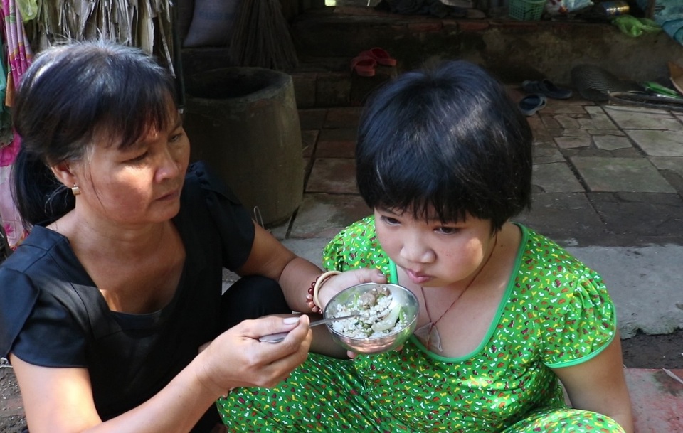 Rớt nước mắt cảnh bé gái bệnh động kinh, co giật mà không tiền chữa trị - 3 Rớt nước mắt cảnh bé gái bệnh động kinh, co giật mà không tiền chữa trị - 3