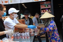 Ấm lòng những bao gạo, suất ăn hỗ trợ người nghèo trong thời gian dịch bệnh