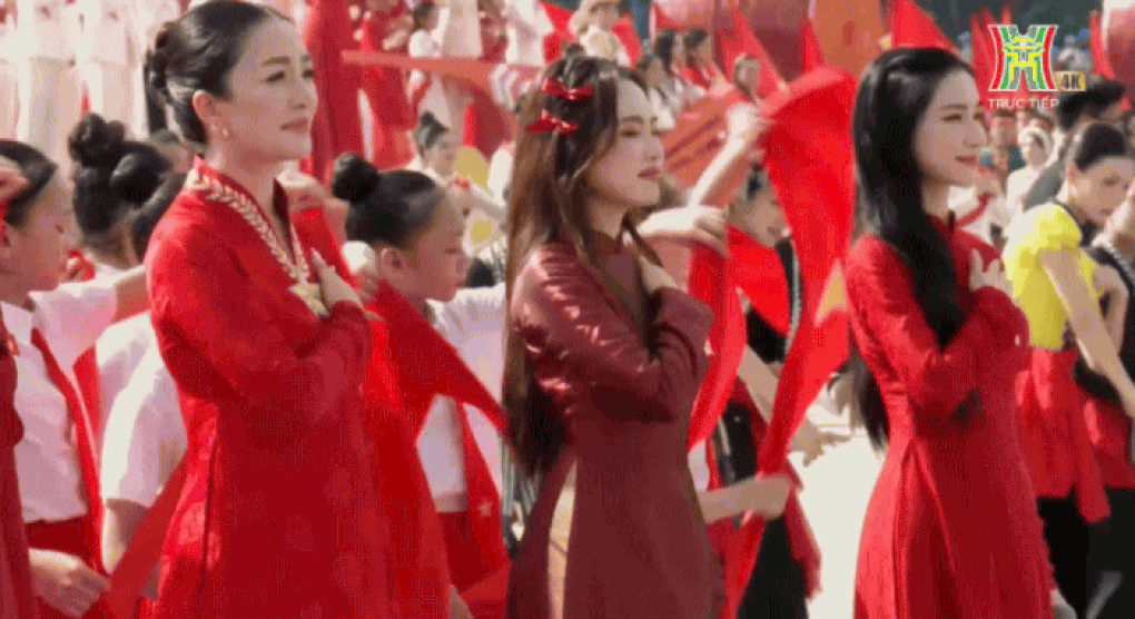2.000 orang membawakan lagu Vietnamese Spirit bersama-sama, menyentuh hati jutaan orang - 1 2.000 người đồng diễn Khí phách Việt Nam làm thổn thức hàng triệu con tim - 1