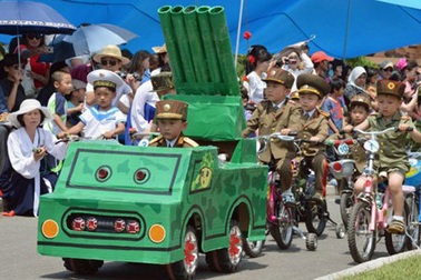 Tết thiếu nhi, trẻ em Triều Tiên duyệt binh với tên lửa mô hình