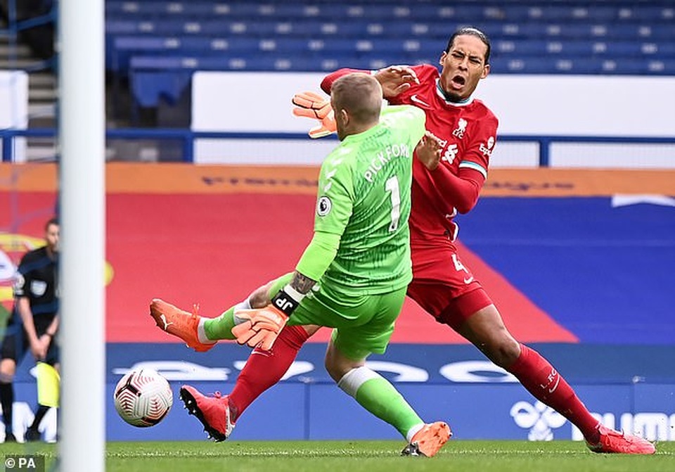 Van Dijk lên tiếng sau chấn thương đầu gối phải nghỉ 9 tháng - 1 Van Dijk lên tiếng sau chấn thương đầu gối phải nghỉ 9 tháng - 1