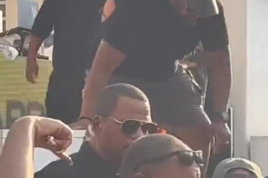 Ném micro vào khán giả, rapper Cardi B bị điều tra vì cáo buộc hành hung