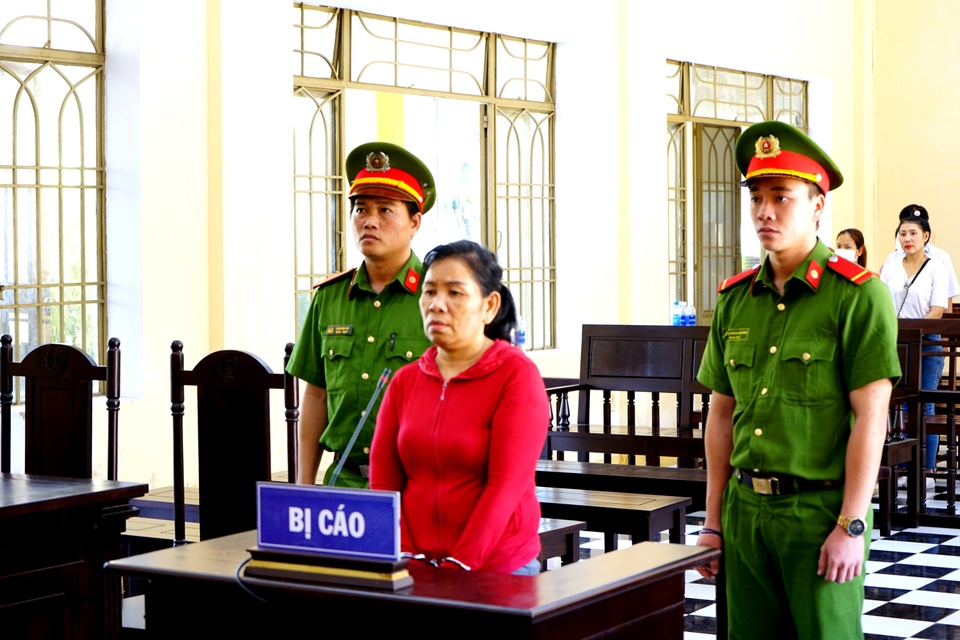 “Nổ” quen biết với lãnh đạo, chiếm đoạt gần 800 triệu đồng để “chạy việc” - 1 “Nổ” quen biết với lãnh đạo, chiếm đoạt gần 800 triệu đồng để “chạy việc” - 1