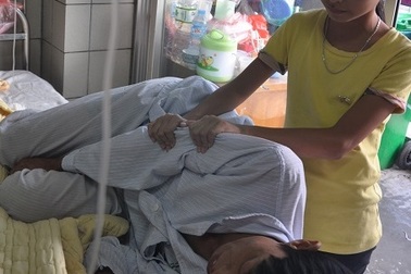 Mẹ bị tâm thần, bé gái 9 tuổi một mình chăm bố ở viện trong cảnh “không xu dính túi”