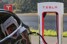Sạc miễn phí - nước cờ chiến lược của Tesla để lấy lòng người mua ô tô điện