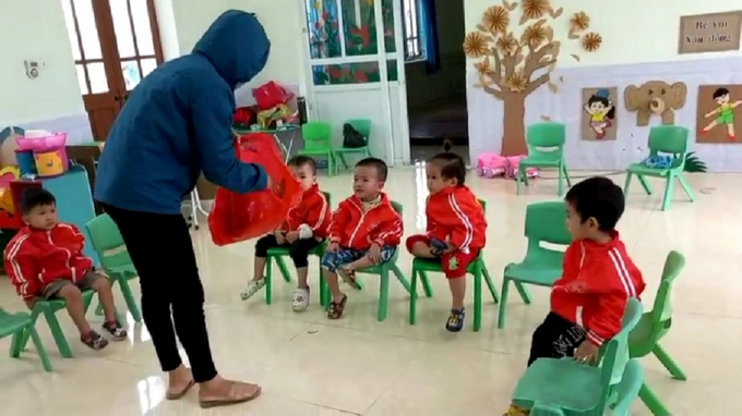 Các chuyên gia khuyến cáo, phụ huynh nên dặn trẻ tuyệt đối không nhận quà cáp của người lạ.