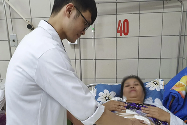 Thay vì rạch bụng, khối u gan được lấy nhờ mổ nội soi