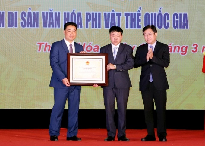Đại diện Bộ Văn Hóa, Thể thao và Du lịch trao bằng công nhận Di sản văn hóa phi vật thể Quốc gia - Lễ hội Đền Bà Triệu cho tỉnh Thanh Hóa