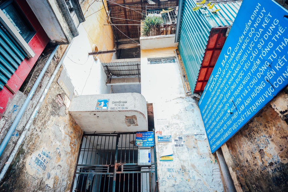 Cuộc sống chật chội trong khu tập thể “không biết sập lúc nào” ở Hà Nội - 6 Cuộc sống chật chội trong khu tập thể “không biết sập lúc nào” ở Hà Nội - 6