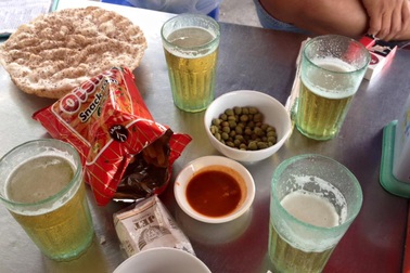 Kiệt sức vì “mày không uống là mày khinh anh”