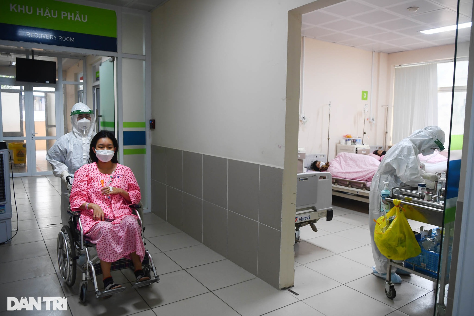 Khoảnh khắc sự sống nảy mầm giữa khu điều trị sản phụ F0 ở Hà Nội - 1 Khoảnh khắc sự sống nảy mầm giữa khu điều trị sản phụ F0 ở Hà Nội - 1