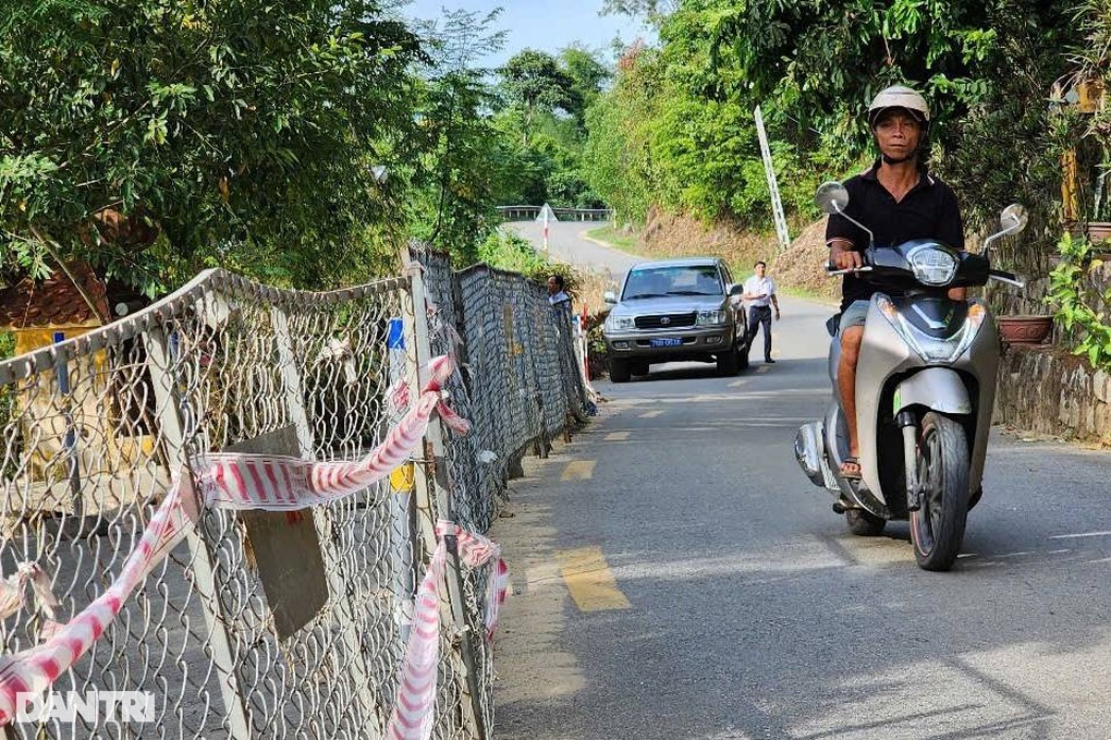 Sông “gặm” đường ở Quảng Ngãi, người tham gia giao thông nơm nớp lo sợ - 2