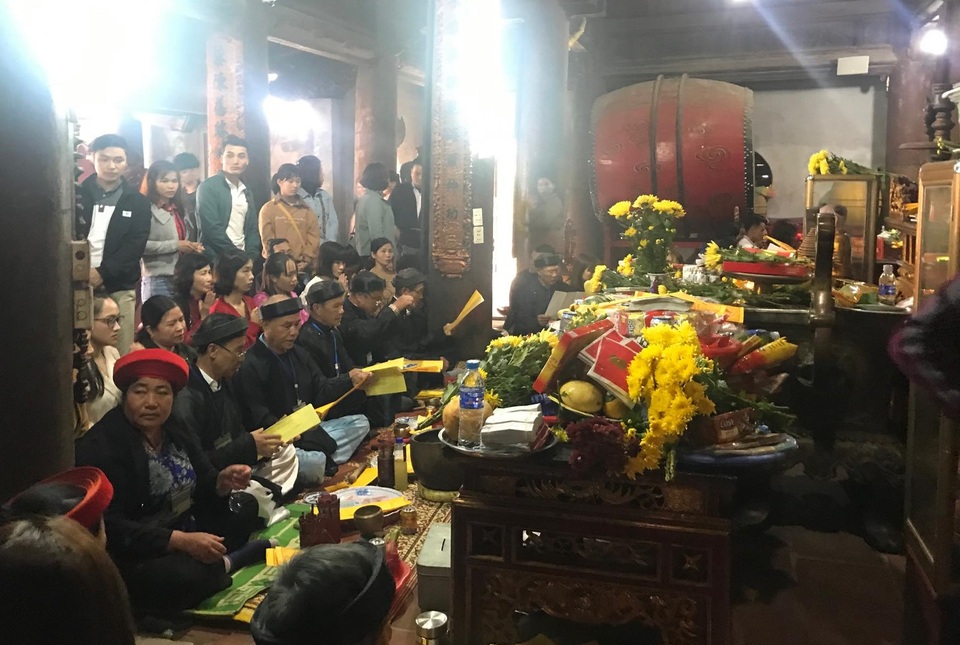 Mùng 1 Tết, người dân chen chân dâng hương ở ngôi đền linh thiêng bậc nhất xứ Nghệ - 2 Mùng 1 Tết, người dân chen chân dâng hương ở ngôi đền linh thiêng bậc nhất xứ Nghệ - 2