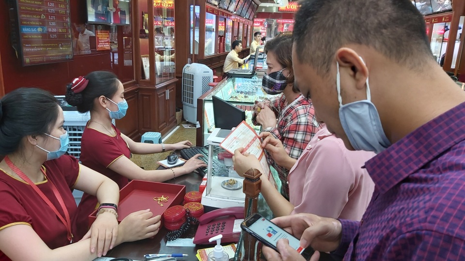 Bão giá vàng: Tiền tỷ khó mua, cụ bà 80 tuổi dốc hết lương hưu vào vàng - 7 Bão giá vàng: Tiền tỷ khó mua, cụ bà 80 tuổi dốc hết lương hưu vào vàng - 7