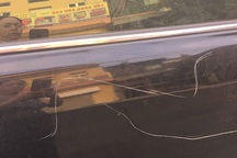 Người phụ nữ ăn mặc sang trọng lén cào xước ô tô để trả thù mâu thuẫn giao thông?