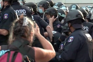 Cảnh sát đụng độ người biểu tình tại khu tự trị New York