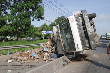 Quốc lộ tê liệt vì một xe tải nổ lốp
